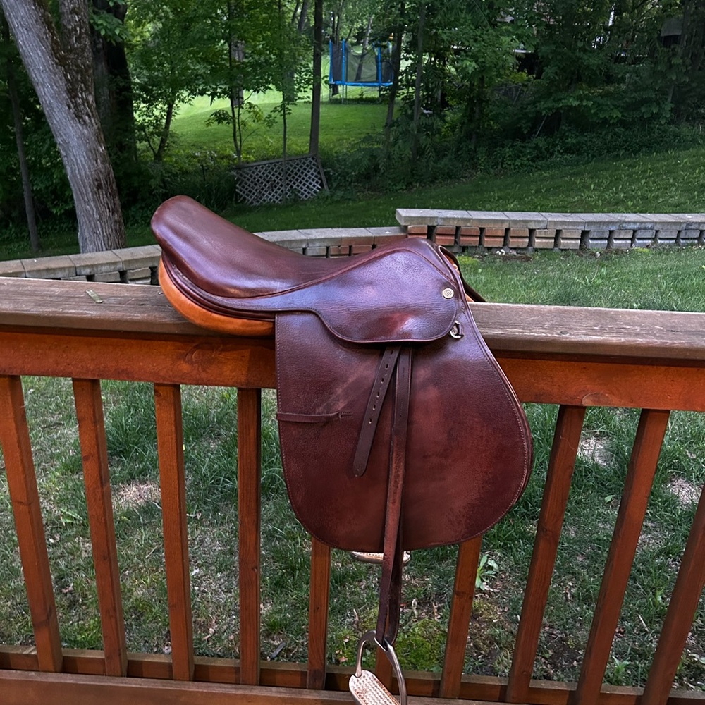Brown Leather 16 1/2 Collegiate close contact saddle